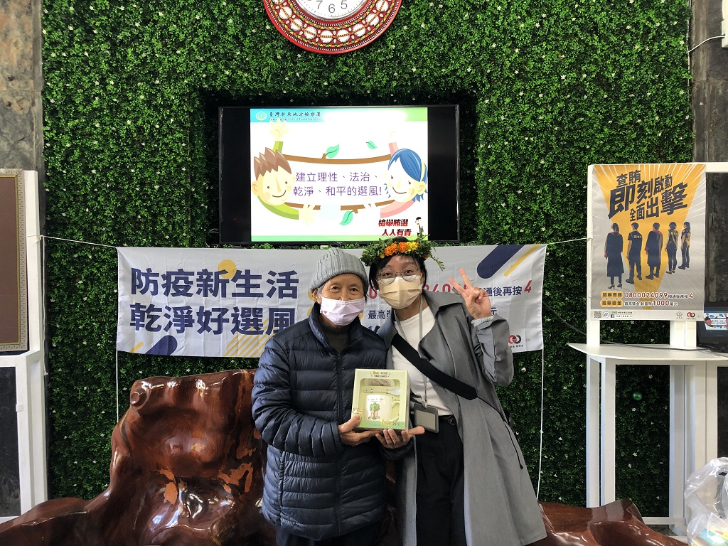 熱心退休老師翻譯官照片