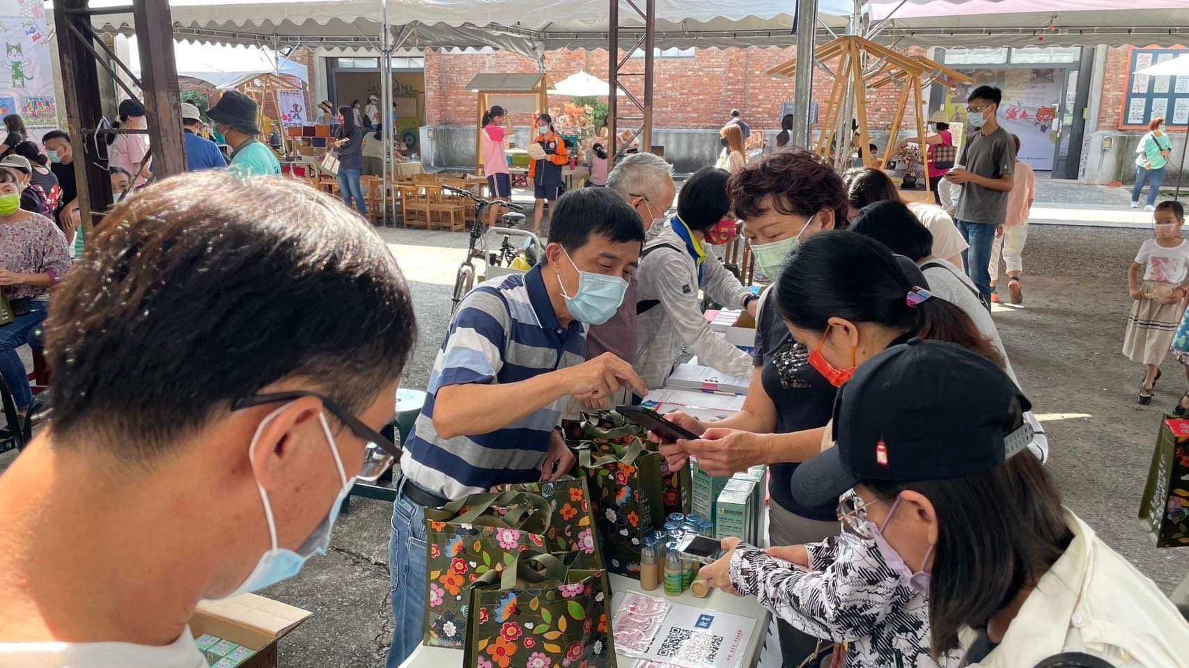 隨時瀏覽屏檢查賄及反賄動態照片