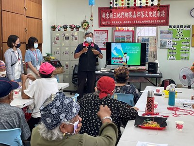 向民眾宣導反賄、反詐照片