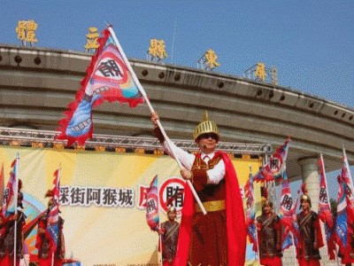 屏東地檢署檢察長扮演羅馬戰士帶領反賄民眾出擊照片