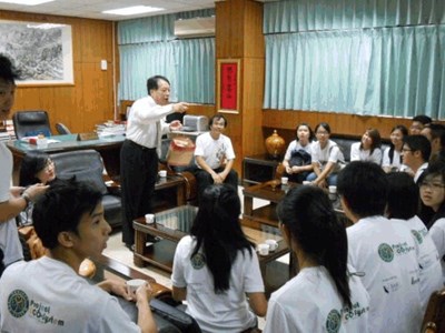 屏東地檢署親善外交接待新加坡學生志工照片