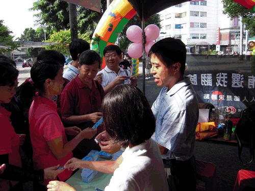 反賄選宣導大隊」屏東市中山公園反賄宣導照片