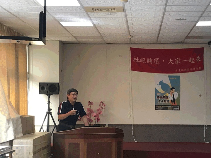 簡文發觀護人於滿州鄉公所反賄選照片