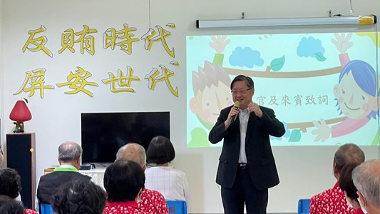 檢察長向民眾來宣導檢舉賄選的重要性照片