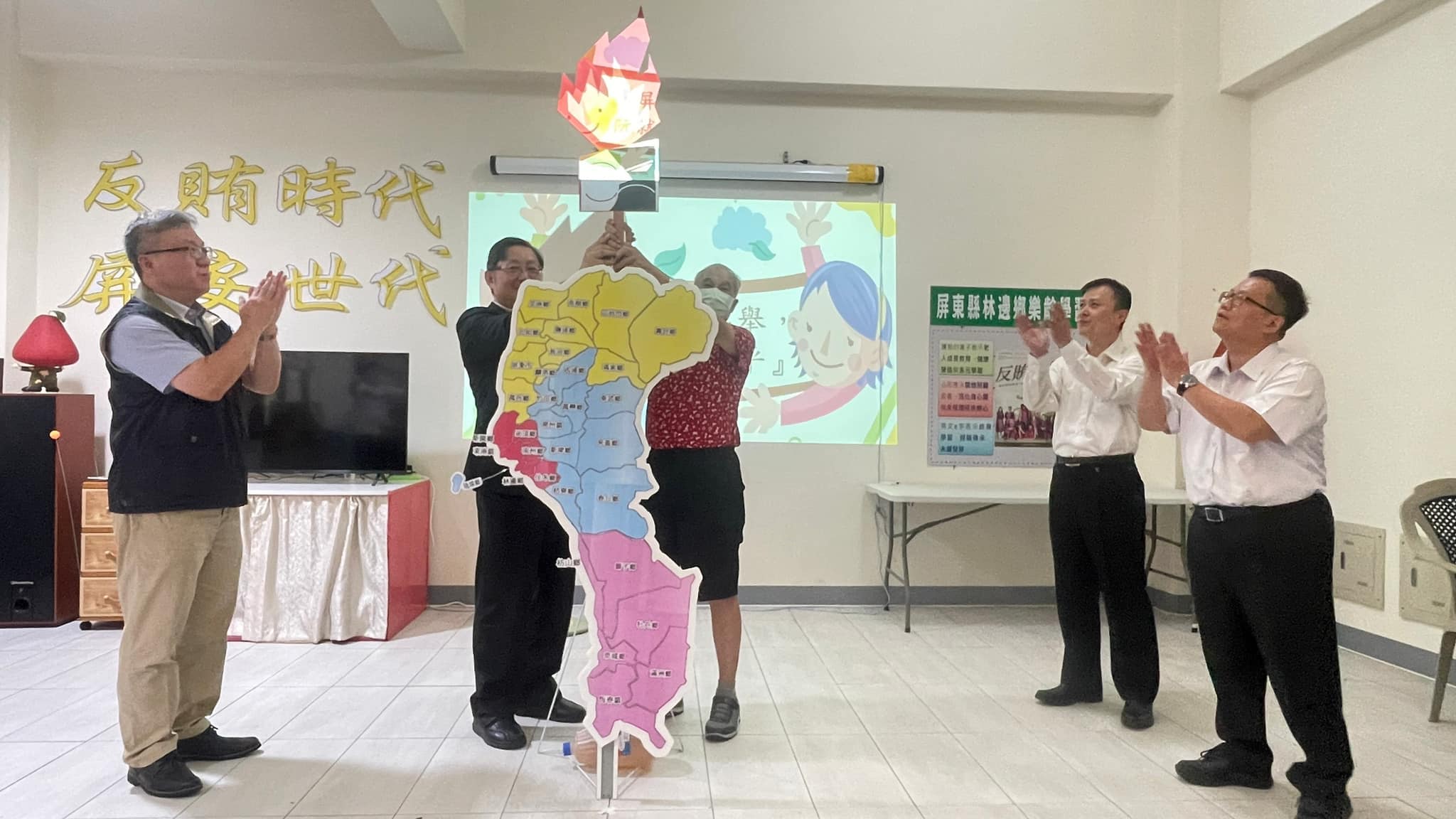 藉由聖火所象徵的和平、光明、團結與友誼照片