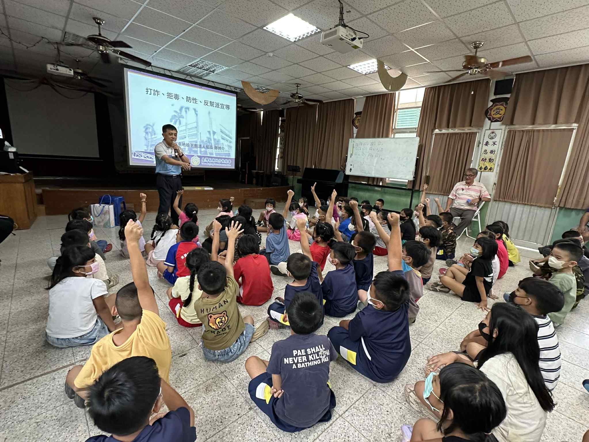 學生熱烈的互動