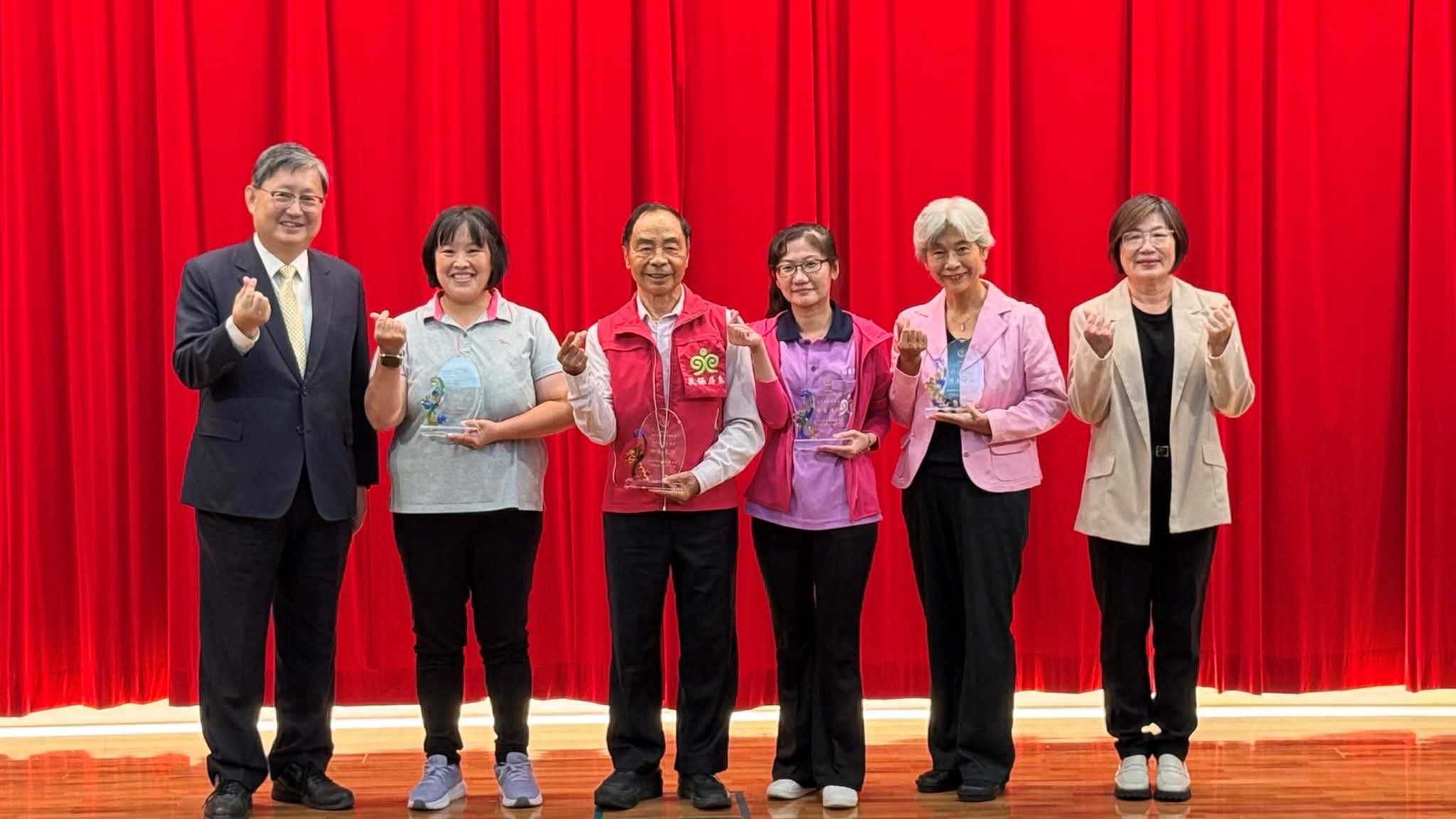 陳盈錦檢察長及更保葉春麗主委頒獎法務部獲獎人員