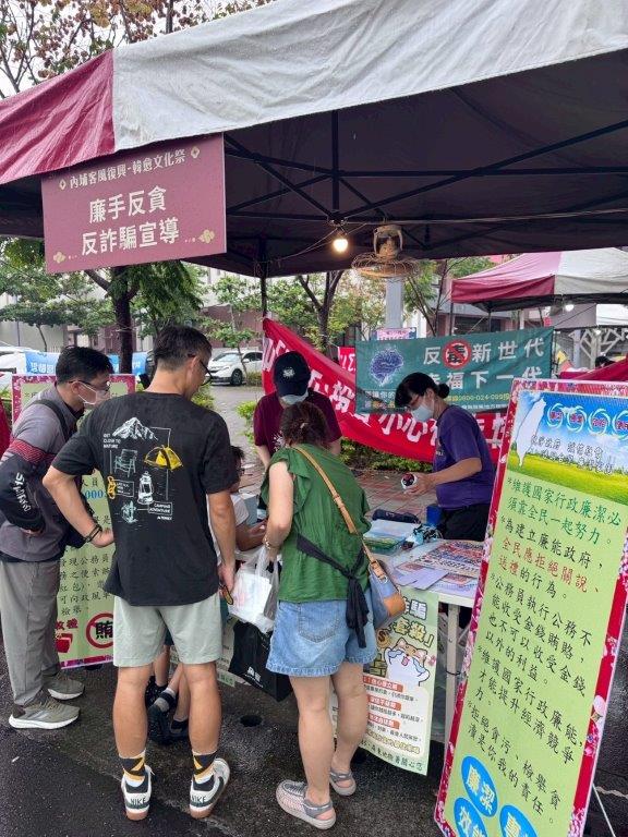 與民眾互動熱烈