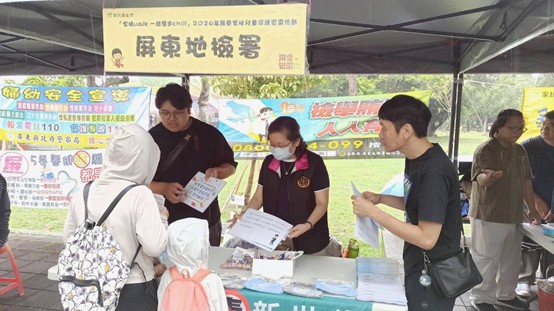 屏東地檢署設攤宣導與民眾互動有獎徵答