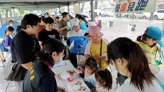 屏東地檢署設攤宣導與民眾互動有獎徵答