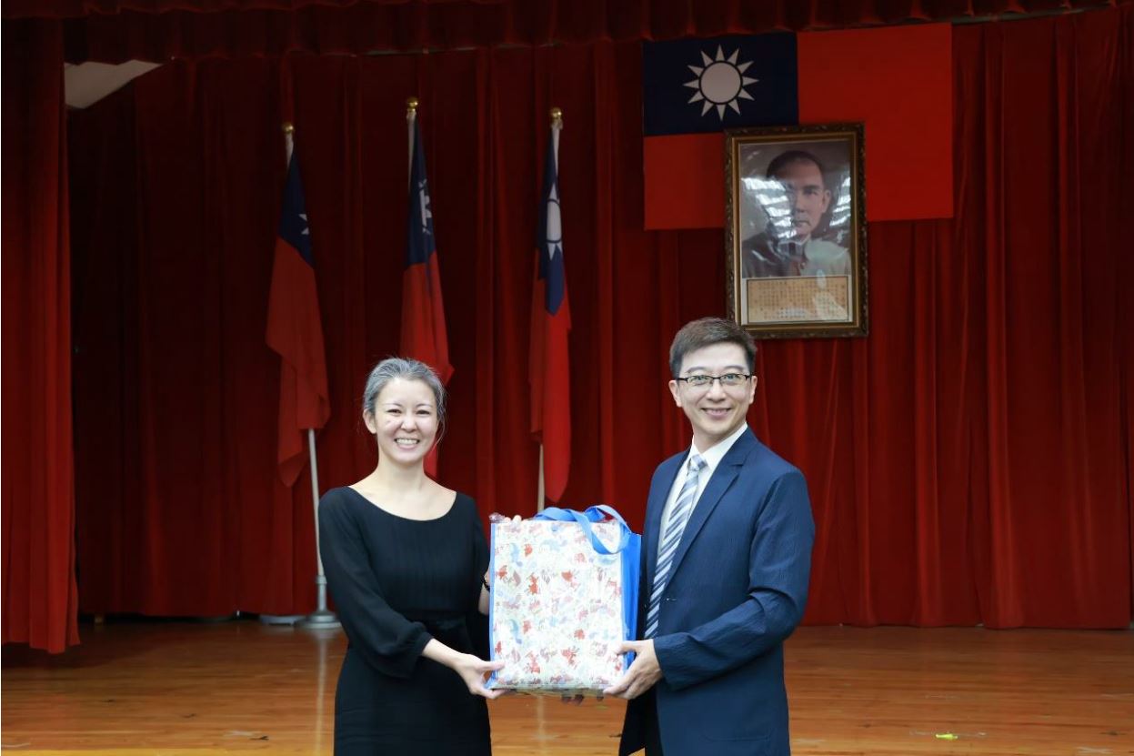 林檢察長感謝廖怡婷擔任授課講座
