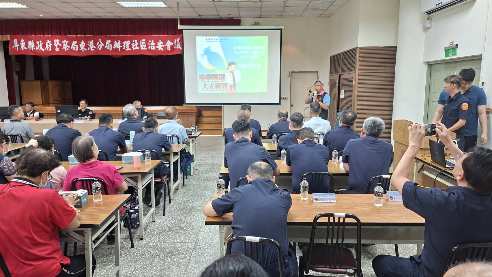 本署由觀護人簡文發向參與的鄉親做反賄選宣導