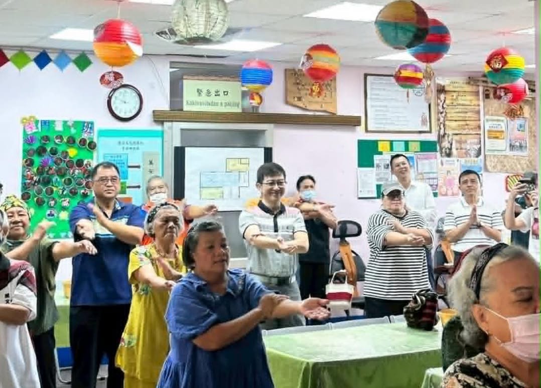 檢察長跟著鄉親一起做健康操